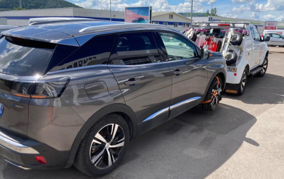 Dépannage d'un SUV Peugeot gris par Mecano Service FC près de l'A36 à Besançon, Doubs - intervention rapide en zone commerciale