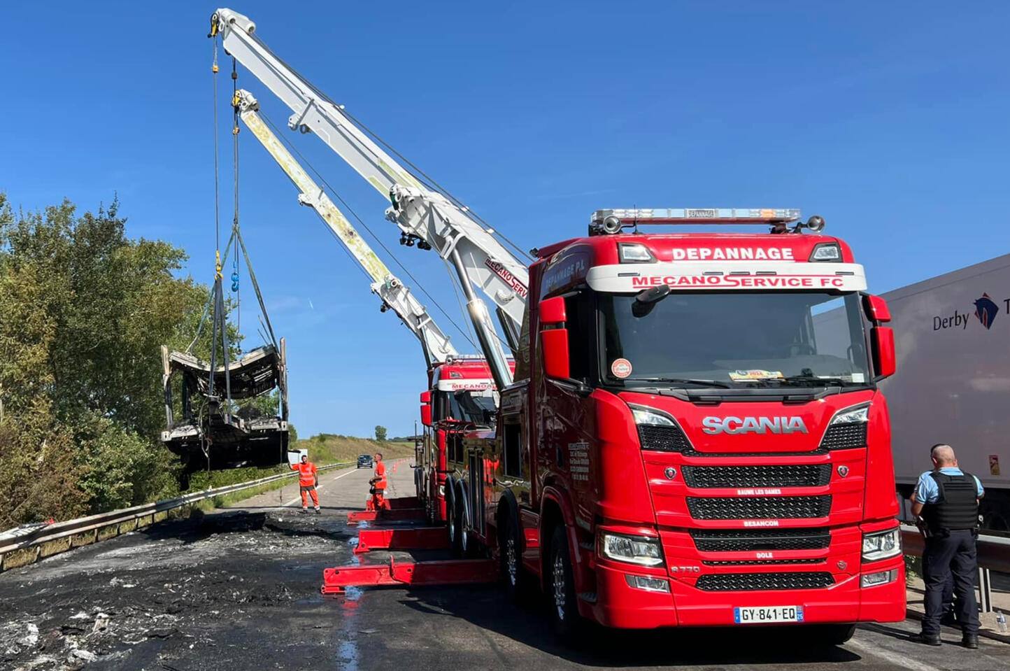 Il ne reste ^plus rien des voitures et du camion de transport