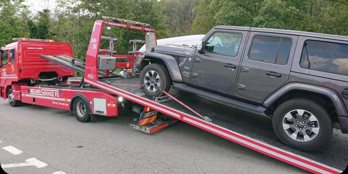 Jeep Wrangler grise sur plateau Mecano Service FC intervention Doubs