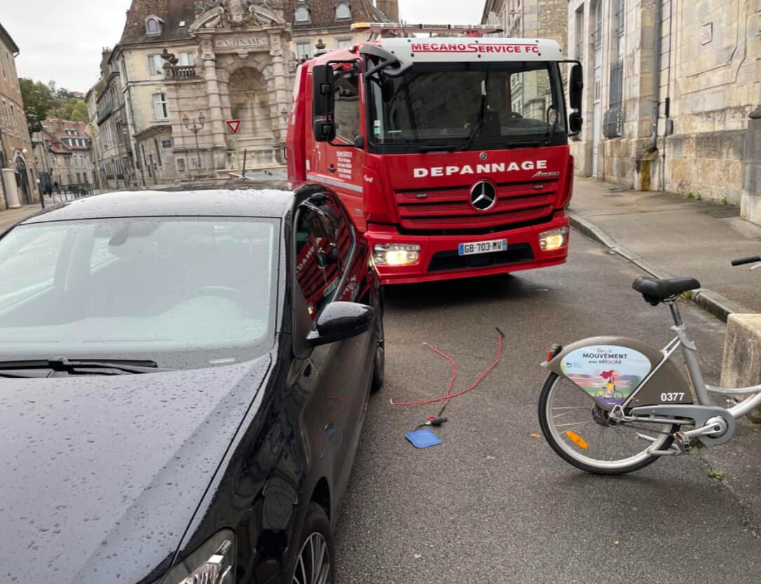 Une dépanneuse plateau appartenant à Mecano Service F.C qui se touve dans le centre ville deBesançon pour recharger une batterie d'une voiture de ville en panne